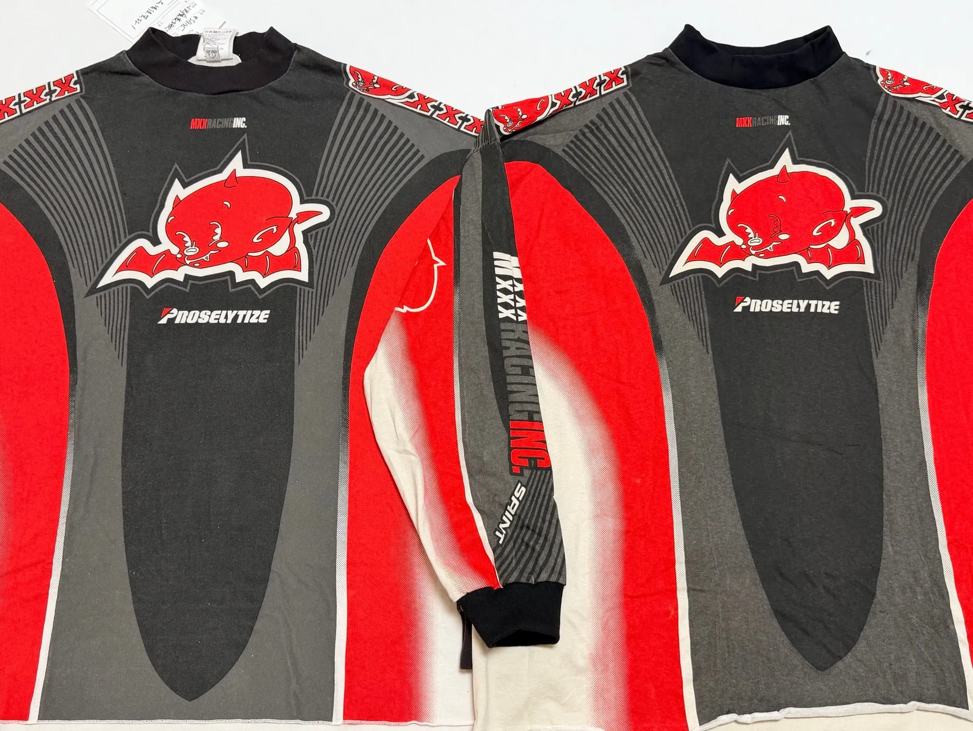 SAINT Mxxxxxx LS TEE/MORTOR CYCLE/WHT Little Devil Angel Racing Long Sleeve Off-White S-XL SAINT's annual racing style BOXY short, wide and fat design will be sold out immediately every time it is released. The whole garment is oversized and has many prints. The front and back prints on the shoulder are aligned. The printing area is very large and the operation is also difficult. The genuine level is restored. The ready-made garments are washed again to make them look old. Soft desizing is added to make the printing look old and white.